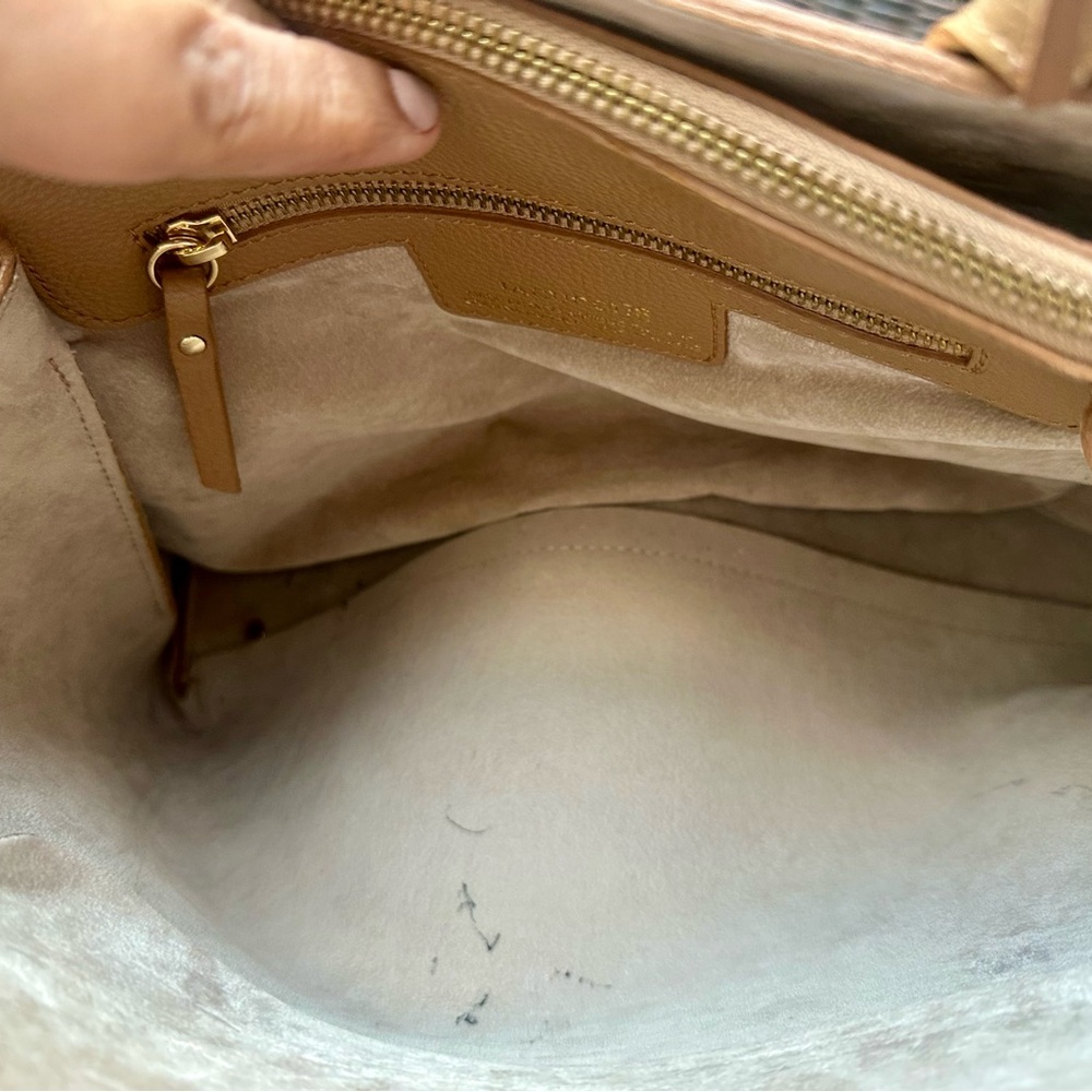 Elegant Tan Leather Handbag, perfect to carry to work, made in Italy - Picture 9 of 13
